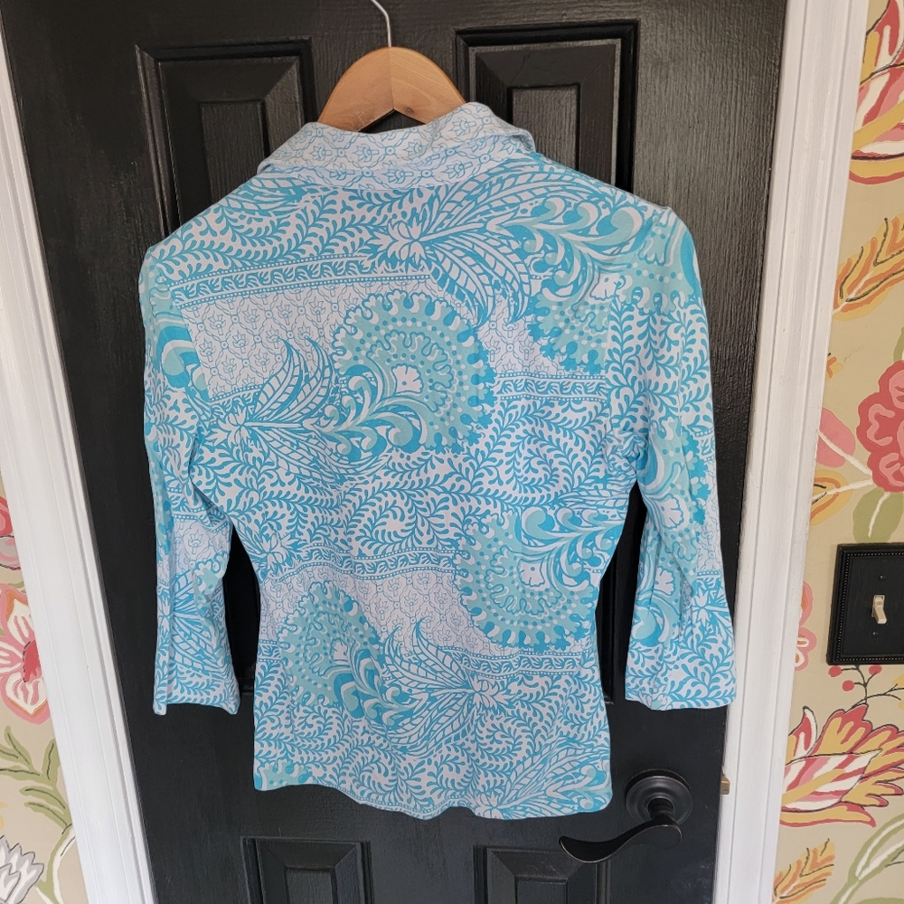 Stretch collared button with 3/4 length sleeves.